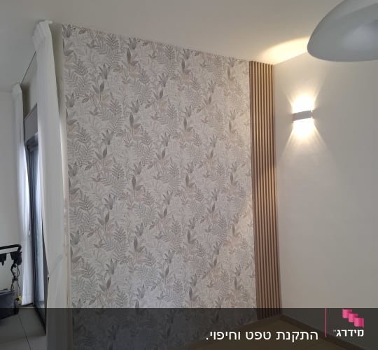 קיר עם טפט עלים ודקורציה מוארת